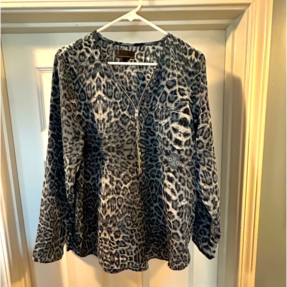 Black & gray lepord print long sleeve blouse. I Jeans by Buffalo size large.